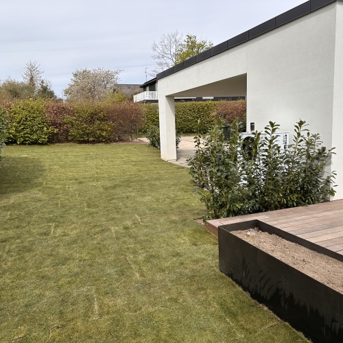 anlæg af rullegræs ved pool i haven