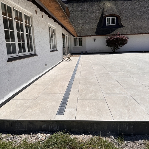 belægning med rist ved pool