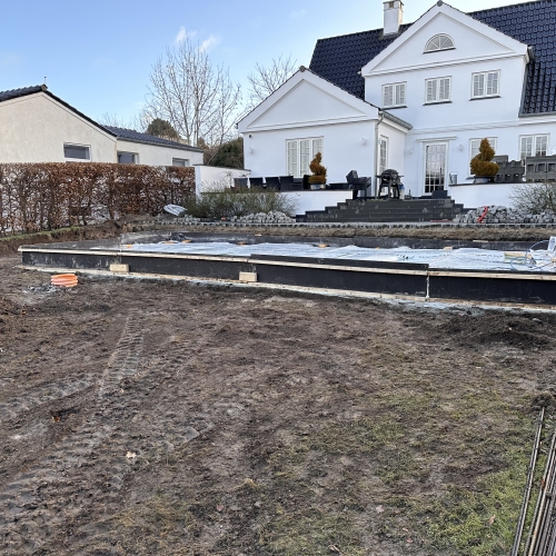 Etablering af swimmingpool til haven