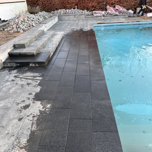 flisebelægning ved nedgravet pool