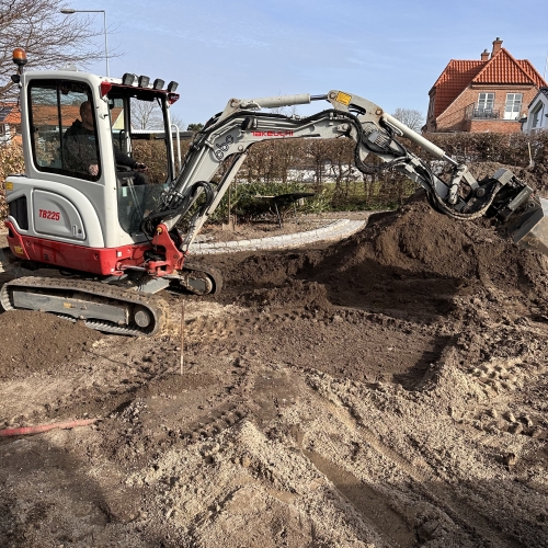 forarbejde med jord til poolprojekt