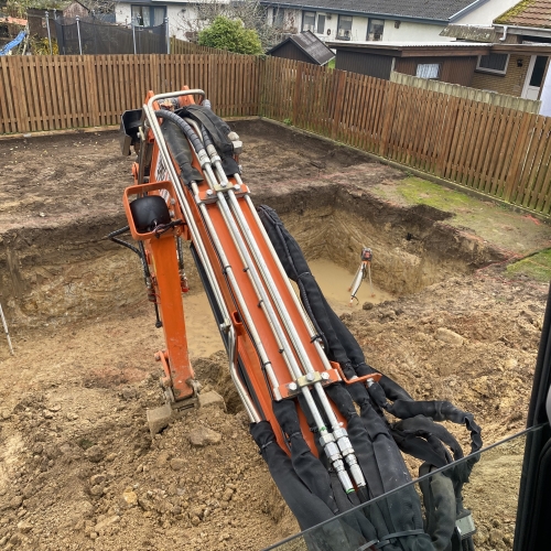 gravemaskine til jordarbejde til swimmingpool i haven