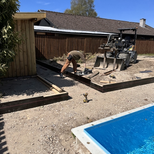 gravemaskine ved pool