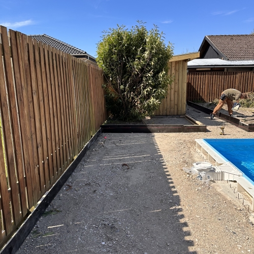 Hegn og jord ved ny pool