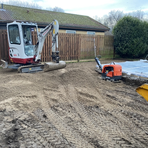 jordarbejde med maskiner til ny pool