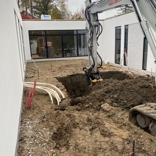 jordarbejde og rør til swimmingpool i haven