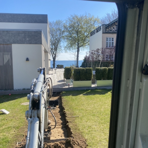 Jordarbejde til pool i haven