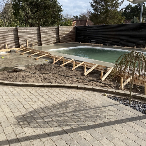 Opbygning af swimmingpool til haven
