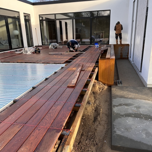 plankegulv ved nedgravet pool