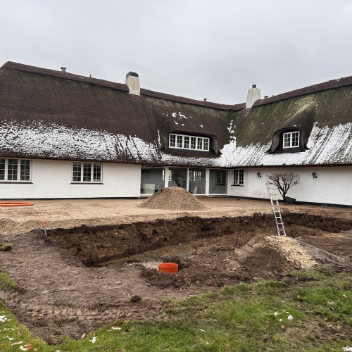 stort hul til nedgravet pool