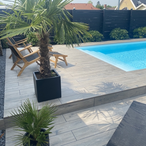 terrasse og swimmingpool til haven