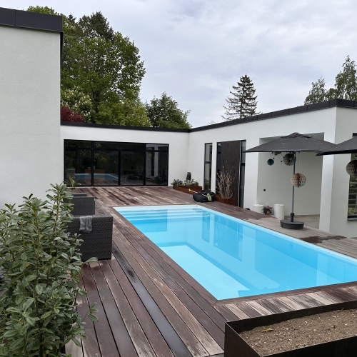 Terrasse og swimmingpool til haven