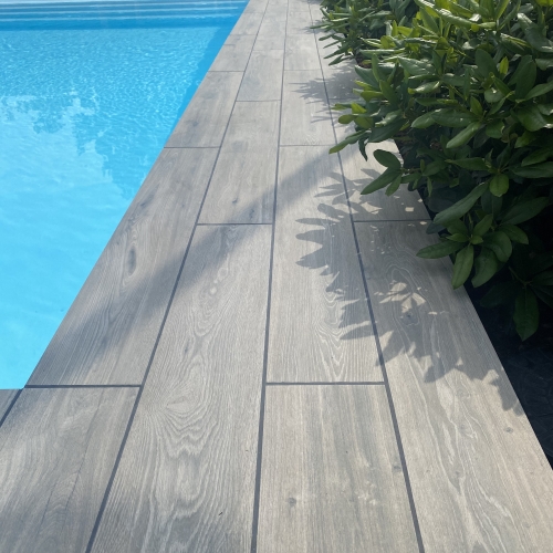 træterrasse til swimmingpool i haven