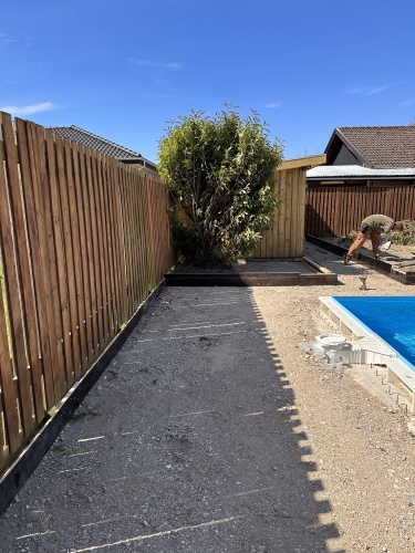 Hegn og jord ved ny pool