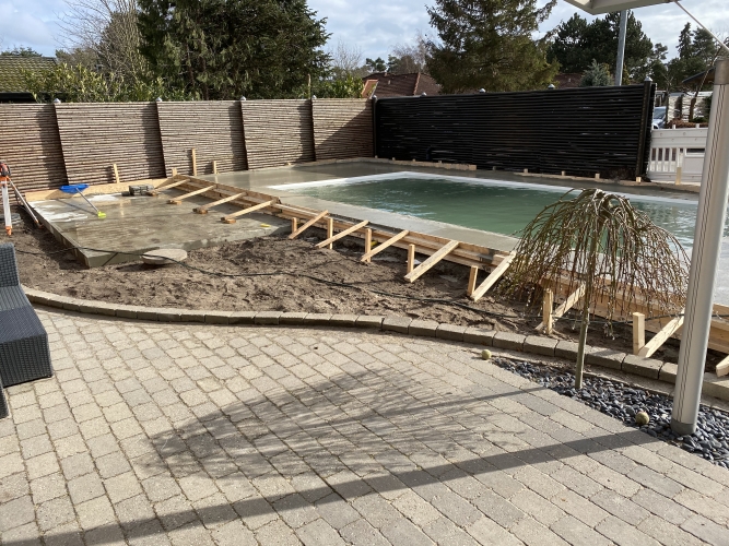 Opbygning af swimmingpool til haven